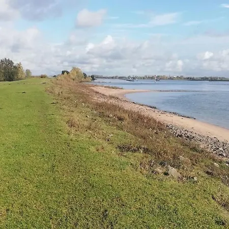 The Ferryman's Vrijgelegen Aan De Waal * Varik