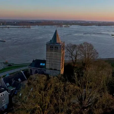 The Ferryman's Vrijgelegen Aan De Waal Tatil Evi *